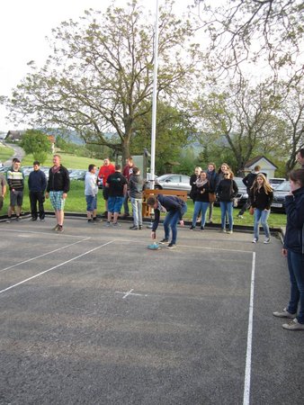Asphaltstock schießen & Kisten klettern